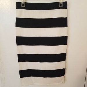 Forever 21 Black and white spandex skirt size lg